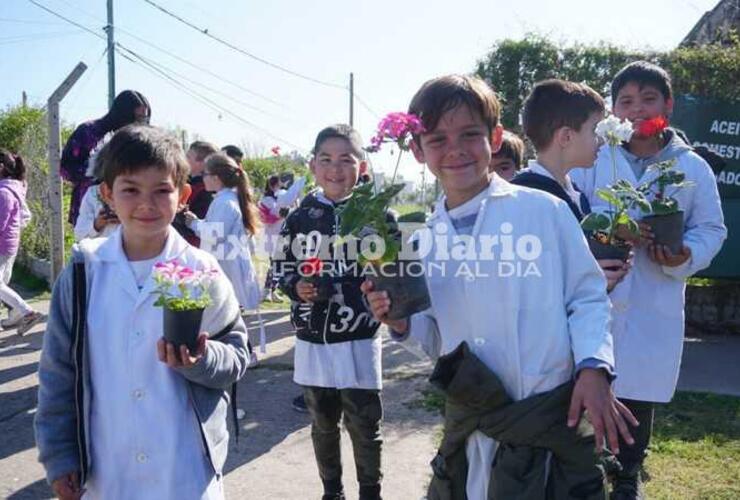 Imagen de Alumnos de la  escuela Fiscal N°73 "Dr. Adolfo Alsina" visitaron la Huerta y Vivero Municipal