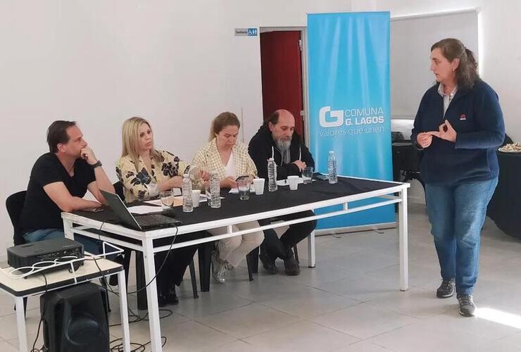 Encuentro de trabajo en el salón del CIC.