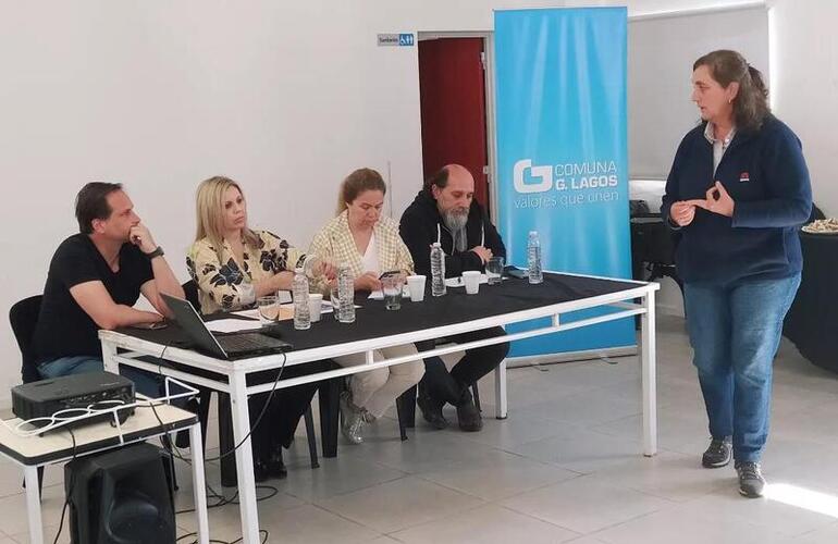 Encuentro de trabajo en el salón del CIC.