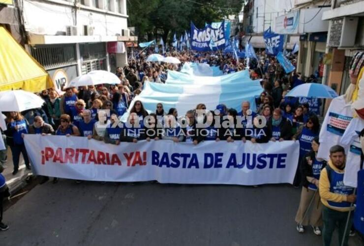 Imagen de Se reanuda el paro docente: Amsafé inicia huelga de tres días y marcha a la espera de la convocatoria provincial