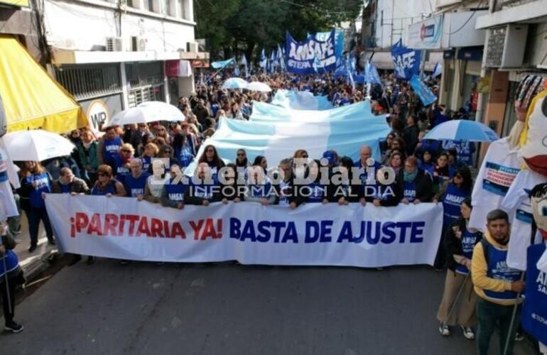 Imagen de Se reanuda el paro docente: Amsafé inicia huelga de tres días y marcha a la espera de la convocatoria provincial