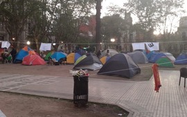 Imagen de M&aacute;s de 100 carpas en la plaza San Mart&iacute;n para reclamar trabajo y asistencia alimentaria