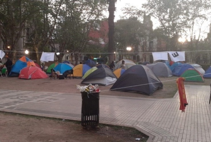 Imagen de Más de 100 carpas en la plaza San Martín para reclamar trabajo y asistencia alimentaria