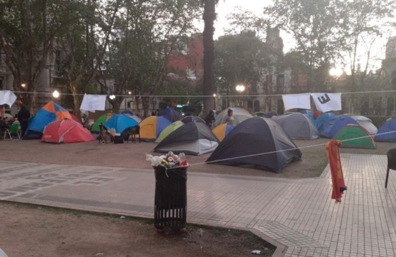 Imagen de Más de 100 carpas en la plaza San Martín para reclamar trabajo y asistencia alimentaria