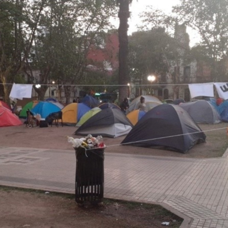 Imagen de Más de 100 carpas en la plaza San Martín para reclamar trabajo y asistencia alimentaria