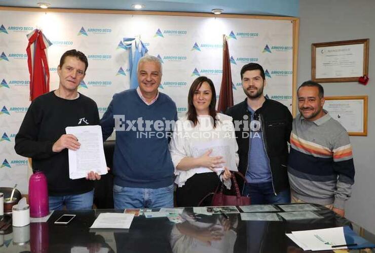 Imagen de Lote Propio: dos familias recibieron el primer desembolso para el inicio de la construcción de viviendas