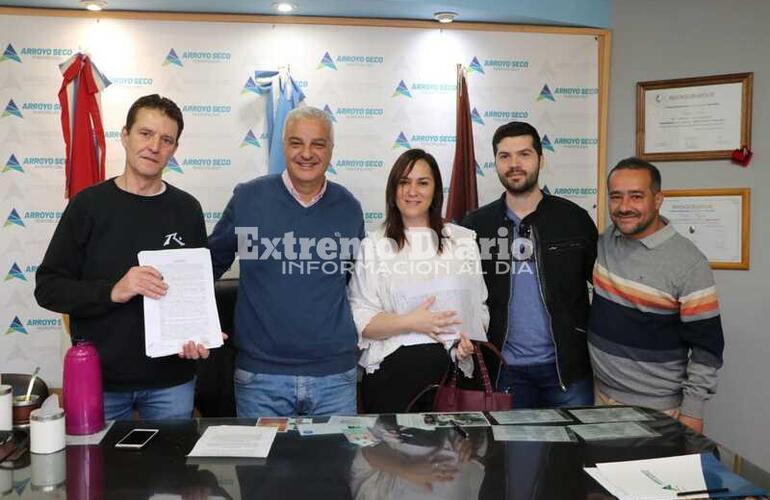 Imagen de Lote Propio: dos familias recibieron el primer desembolso para el inicio de la construcción de viviendas