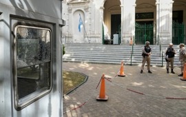 Adem&aacute;s de un impacto de bala se encontr&oacute; un casquillo entero. (Alan Monz&oacute;n/Rosario3)