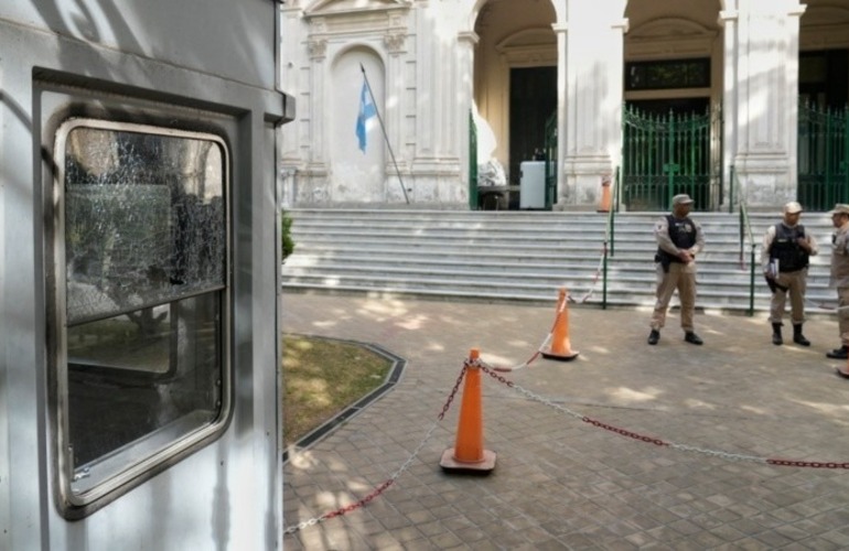 Además de un impacto de bala se encontró un casquillo entero. (Alan Monzón/Rosario3)