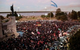 La marcha del pasado 10 de agosto en el Monumento, con focos de fondo. (Archivo Rosario3)