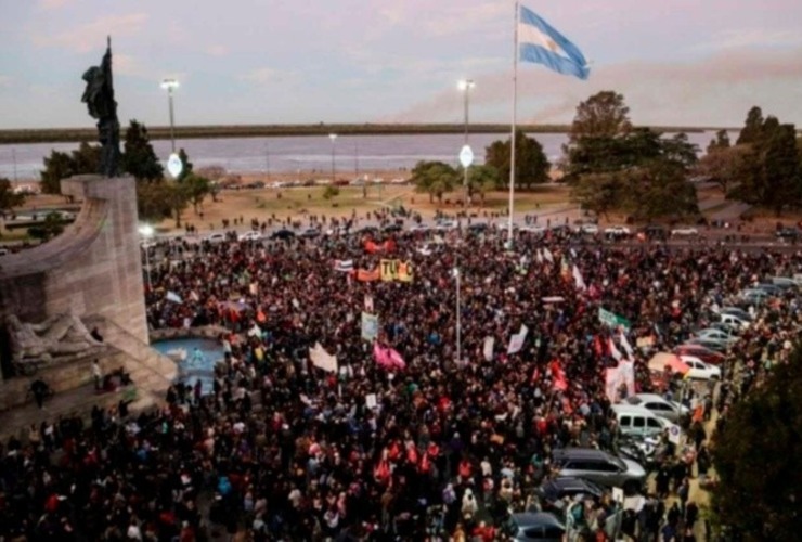 La marcha del pasado 10 de agosto en el Monumento, con focos de fondo. (Archivo Rosario3)