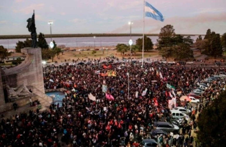 La marcha del pasado 10 de agosto en el Monumento, con focos de fondo. (Archivo Rosario3)