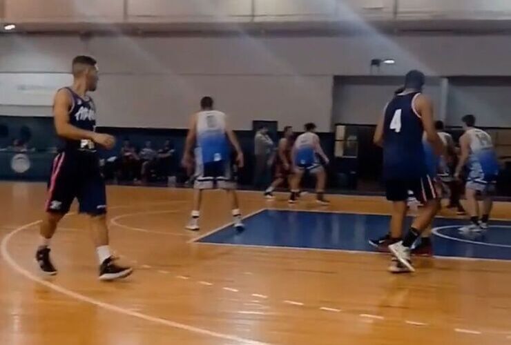 Imagen de Reserva A: Athletic volvió a la victoria luego de ganarle 60 a 71 a Universitario en tiempo suplementario