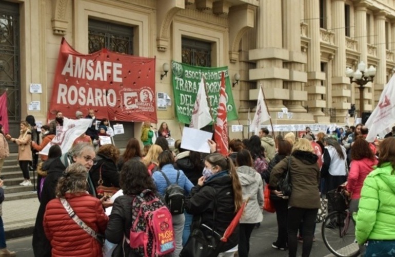 Los docentes marchan este lunes a Gobernaci&oacute;n. (Amsaf&eacute; Rosario)
