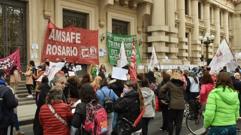 Los docentes marchan este lunes a Gobernaci&oacute;n. (Amsaf&eacute; Rosario)