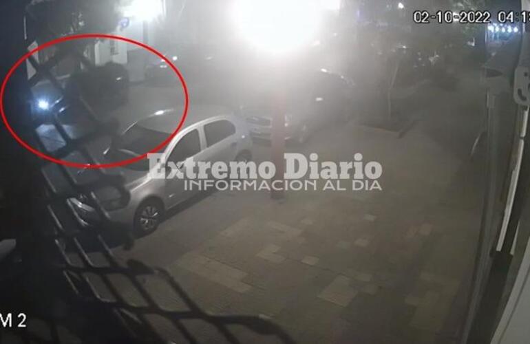 Imagen de Se lo llevaron en dos minutos: El robo del auto quedó filmado por una cámara privada
