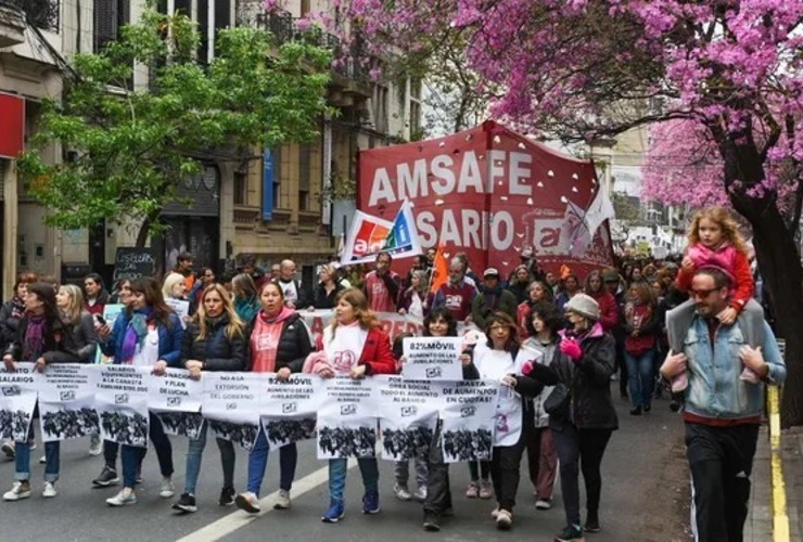 Los docentes de Amsafé Rosario se movilizaron este lunes hasta la sede de Gobernación.