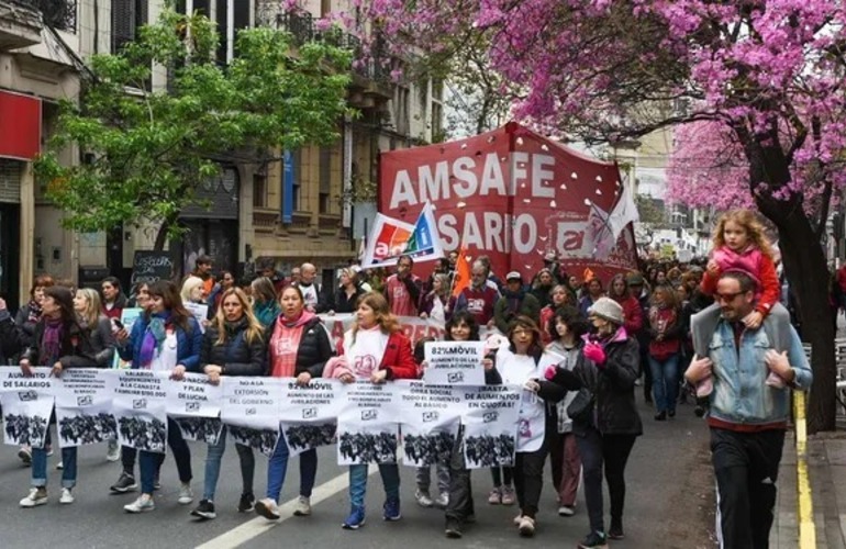 Los docentes de Amsaf&eacute; Rosario se movilizaron este lunes hasta la sede de Gobernaci&oacute;n.