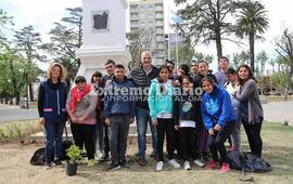 Imagen de Alumnos de la escuela Especial intervinieron la plaza 9 de julio