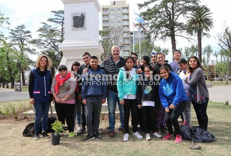 Imagen de Alumnos de la escuela Especial intervinieron la plaza 9 de julio