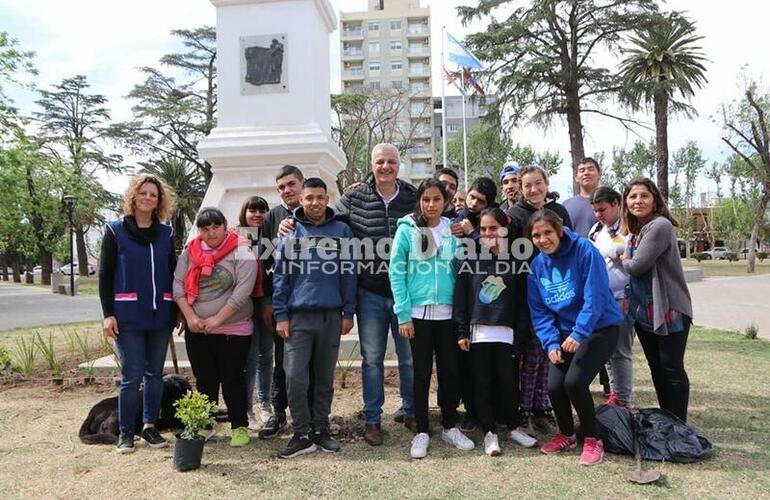 Imagen de Alumnos de la escuela Especial intervinieron la plaza 9 de julio