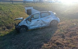 El Peugeot 208 volc&oacute; y sus cuatro ocupantes sufrieron heridas leves.
