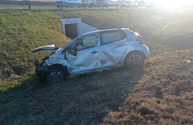 El Peugeot 208 volcó y sus cuatro ocupantes sufrieron heridas leves.