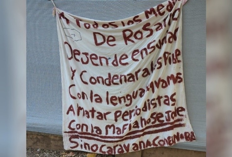 El cartel encontrado en la mañana de este martes en Telefé Rosario.