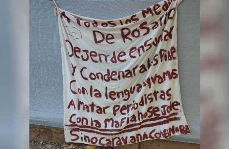 El cartel encontrado en la mañana de este martes en Telefé Rosario.