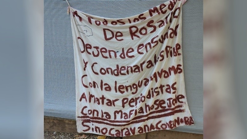 El cartel encontrado en la ma&ntilde;ana de este martes en Telef&eacute; Rosario.