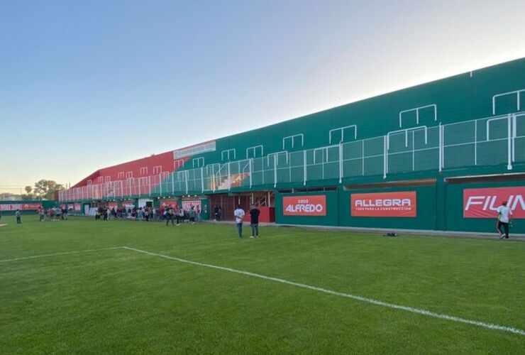 Imagen de Coronel Aguirre inauguró su estadio para 12.000 personas, llamado Ezequiel Pocho Lavezzi