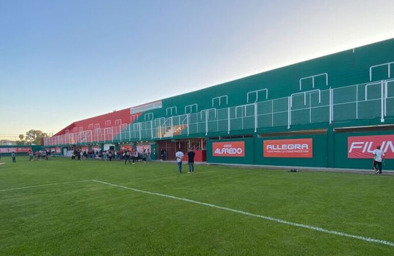 Imagen de Coronel Aguirre inauguró su estadio para 12.000 personas, llamado Ezequiel Pocho Lavezzi