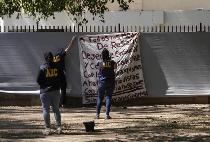 Un cartel con amenaza a periodistas apareció este lunes colgado en la reja de la sede de Telefé Rosario.