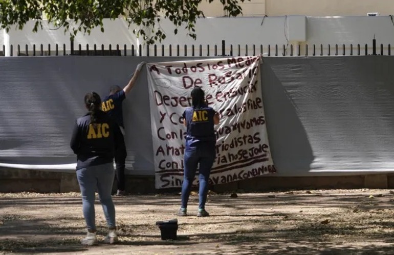 Un cartel con amenaza a periodistas apareció este lunes colgado en la reja de la sede de Telefé Rosario.