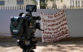 El cartel con amenazas en el predio de Canal 5. (Alan Monz&oacute;n/Rosario3)