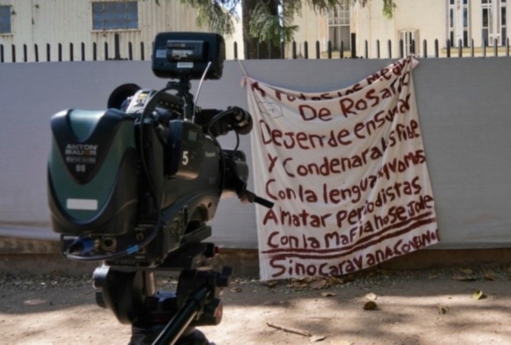 El cartel con amenazas en el predio de Canal 5. (Alan Monzón/Rosario3)