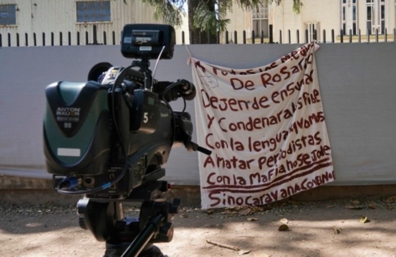 El cartel con amenazas en el predio de Canal 5. (Alan Monzón/Rosario3)