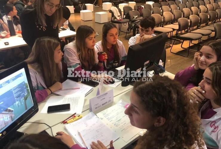 Imagen de Desafiar UCA: Alumnos de la escuela comercial en las semifinales de la competencia