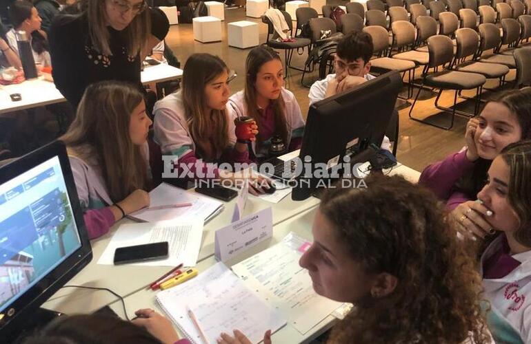 Imagen de Desafiar UCA: Alumnos de la escuela comercial en las semifinales de la competencia