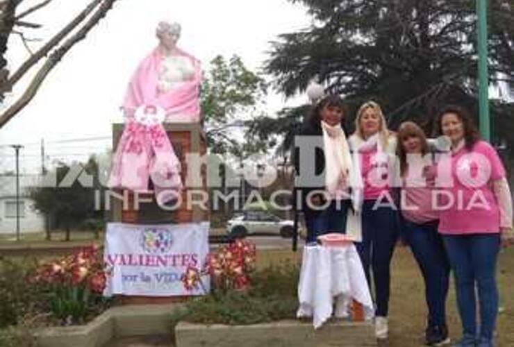 Imagen de Fighiera: Colocaron un lazo en el busto a la madre por el mes del cáncer de mama