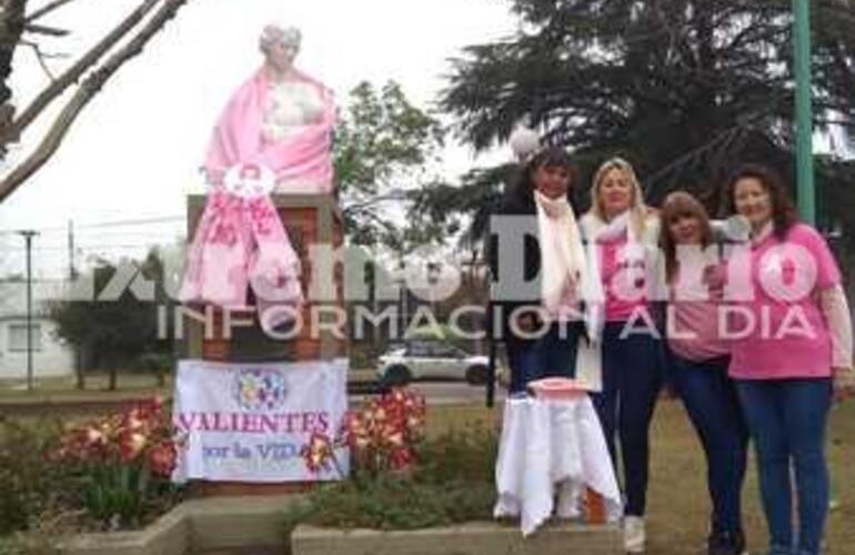 Imagen de Fighiera: Colocaron un lazo en el busto a la madre por el mes del c&aacute;ncer de mama