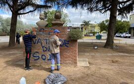 Imagen de Pintaron el busto de Per&oacute;n y Evita ubicado en el Boulevard Independencia