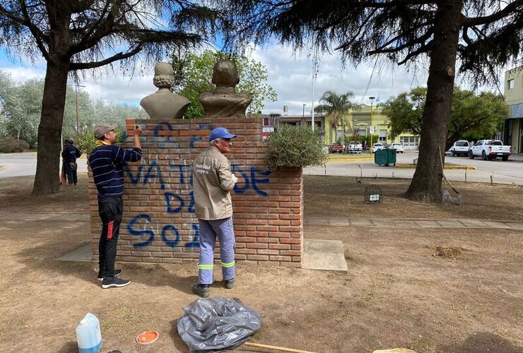 Imagen de Pintaron el busto de Per&oacute;n y Evita ubicado en el Boulevard Independencia