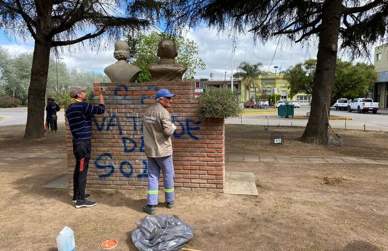 Imagen de Pintaron el busto de Perón y Evita ubicado en el Boulevard Independencia