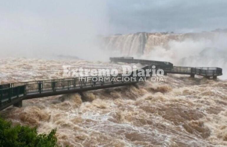 Imagen de Desesperada b&uacute;squeda de un hombre que cay&oacute; desde una pasarela de las Cataratas del Iguaz&uacute;