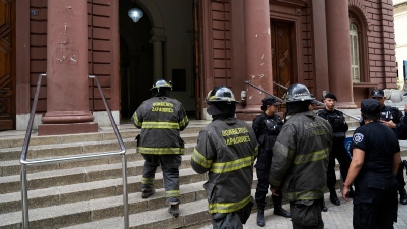 El Palacio de los Leones, evacuado. (Alan Monz&oacute;n / Rosario3)
