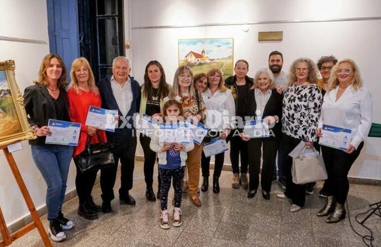 Imagen de Se inauguró la muestra artística colectiva "con el alma hecha colores"