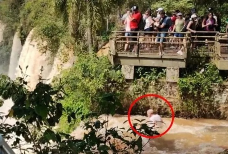 Una imagen captada de la caída del turista en las cataratas. Foto: Más ElDorado