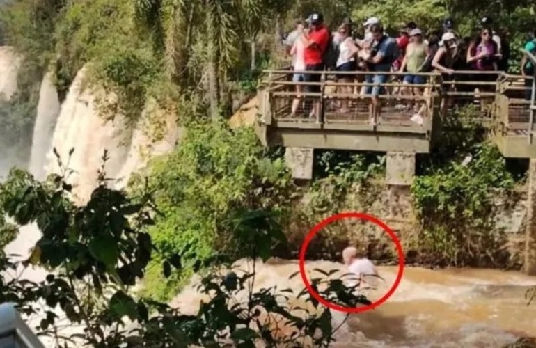 Una imagen captada de la caída del turista en las cataratas. Foto: Más ElDorado