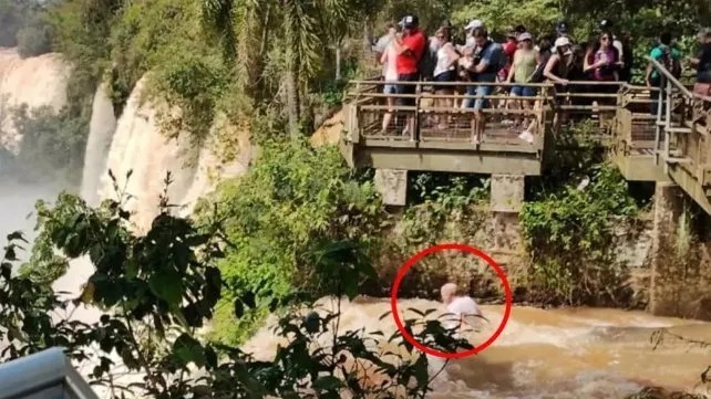 Una imagen captada de la ca&iacute;da del turista en las cataratas. Foto: M&aacute;s ElDorado